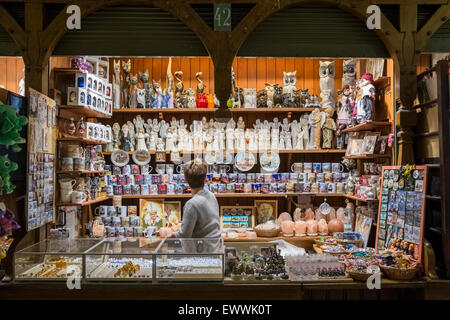 Markt Stall Händler verkaufen touristische, Geschenke und Souvemnirs in den Tuchhallen (Polnisch: Sukiennice), Krakau, Polen Stockfoto