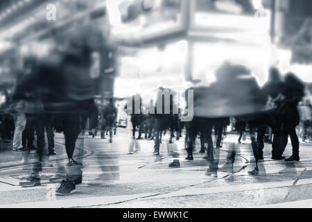 Unscharfes Bild des Menschen in überfüllten Nacht Stadtstraße bewegen. Kunst abstrakte städtischen Hintergrund toning. Hong Kong Stockfoto