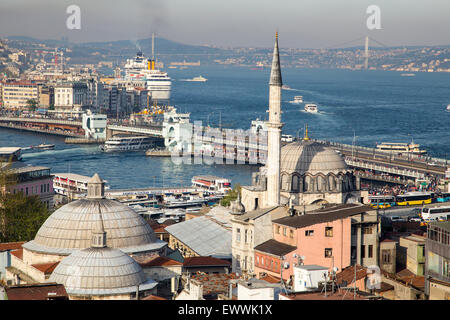 Rustem Pasa Moschee mit Galata-Brücke und der Hintergrundansicht Goldenes Horn in Istanbul Stockfoto