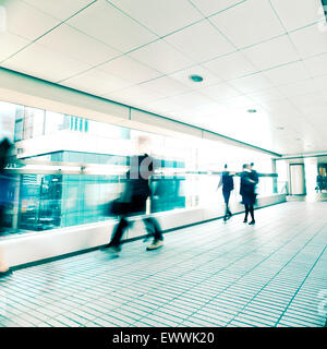 Abstrakte Stadt Hintergrund. Verschwommenes Bild von Menschen im Tunnel am belebten Straße. Hong Kong. Unschärfe-Effekt, Vintage style Toni Stockfoto