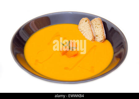 Creme von Kürbissuppe mit Croutons auf weißem Hintergrund Stockfoto