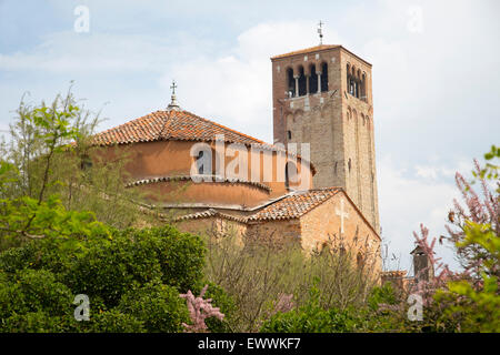 Blick auf den Petersdom und Santa Fosca Dom auf der Insel Torcello ist das älteste Gebäude in der Lagune Stockfoto