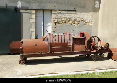 De-stalking Altmaschine auf dem Weingut Domaine de Massereau in Sommieres, Frankreich. Das Anwesen ist im Languedoc-Roussillon. Stockfoto