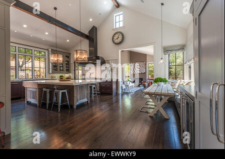 Große, rustikale, moderne Küche mit Holzbalkendecken, gewölbte Decke Stockfoto