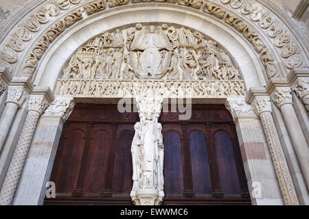 Autun Saint Nazaire Kathedrale letzten Urteil Tympanon von Gislebertus in Westfassade von Autun Kathedrale Frankreich Burgund Romanes Stockfoto