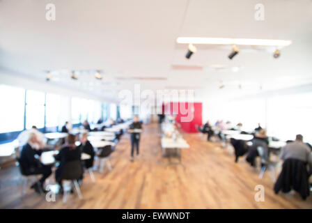 Menschen Sie aus Focus Shot eine Büro-Cafeteria, sich an der Theke mit Tisch im Vordergrund, Stockfoto