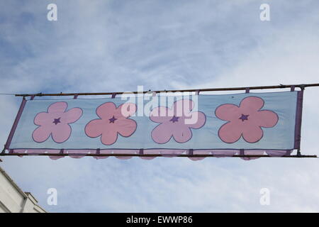 Banner in Penzance auf dem golowan-Festival gegen den Himmel Stockfoto