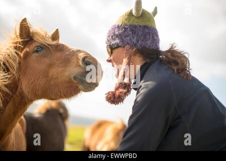 Snaefellsnes Halbinsel, Island. Frau mit Islandpferd zu interagieren. Stockfoto