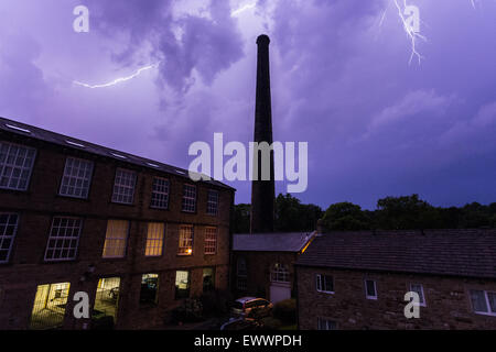 Carleton In Craven, North Yorkshire UK. 1. Juli 2015. Nach den heißesten Juli Tag jemals in die UK große Stürme haben mehrere Bereiche getroffen. Blitzschlag, bestanden Donner und Starkregen durch die kleine Mühle Dorf von Carleton In Craven in North Yorkshire kurz vor Mitternacht. Bildnachweis: Tom Holmes / Alamy Live News Stockfoto