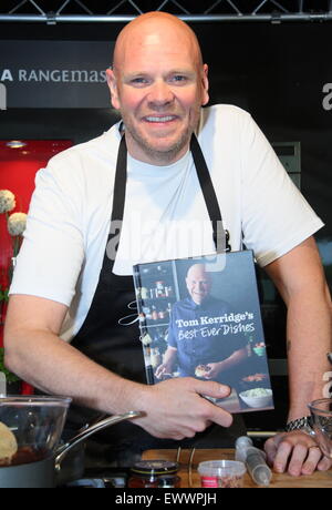 TV-Promi-Koch und Autor Tom Kerridge fördert sein Buch "Beste jemals Gerichte" Chatsworth Coountry Messe, Derbyshire, England Stockfoto