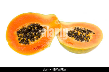 Frischer Papaya halbieren auf weißem Hintergrund Stockfoto