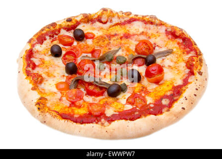 Pizza mit Sardellen und Oliven auf weißem Hintergrund Stockfoto