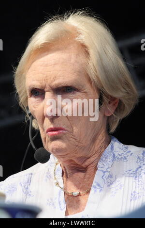 Promi-TV-Koch und Autor gibt Mary Berry eine Kochkunst-Demonstration in Chatsworth Country Fair, Peak District Derbyshire UK Stockfoto