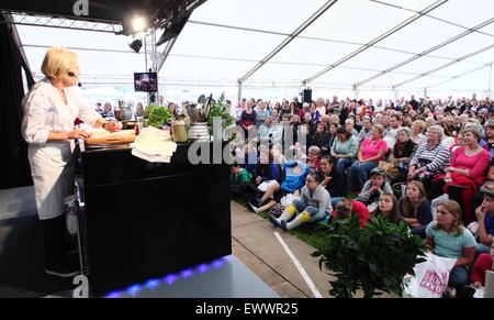 Legendäre britische TV-Koch gibt Mary Berry eine Kochkunst Demonstration an Chatsworth Country Fair Peak District Derbyshire in England Stockfoto