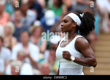 London, Großbritannien. 1. Juli 2015. Serena Williams aus den USA feiert ihren Sieg über Timea Babos Ungarns in der Frauen Singles zweiten Vorrundenspiel bei 2015 Wimbledon Tennis Championships in London, Großbritannien, 1. Juli 2015. Williams gewann 2: 0. Bildnachweis: Han Yan/Xinhua/Alamy Live-Nachrichten Stockfoto