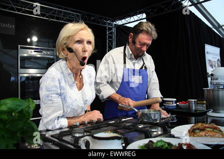 TV-Stars Mary Berry und Alan Titchmarsh geben eine Demonstration der Kochkunst in Chatsworth Country Fair, Peak District, Derbyshire UK Stockfoto