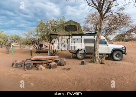 Keetmanshoop, Namibia, Afrika - Land Rover mit Dachzelt auf einem Campingplatz abgestellt Stockfoto