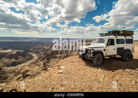 Namibia, Afrika - Land Rover parkte neben der Fish River Canyon Stockfoto