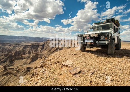 Namibia, Afrika - Land Rover parkte neben der Fish River Canyon Stockfoto