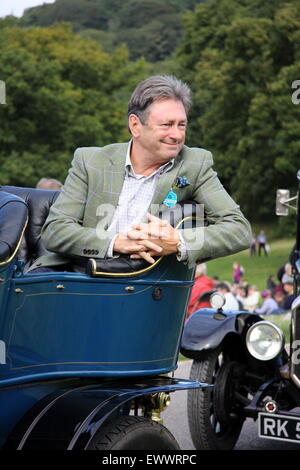 TV-Moderatorin und Autorin, Alan Titichmarsh dauert ein Passagiere Platz im Oldtimer-Laufwerk eine Chatsworth Country Fair, England UK Stockfoto