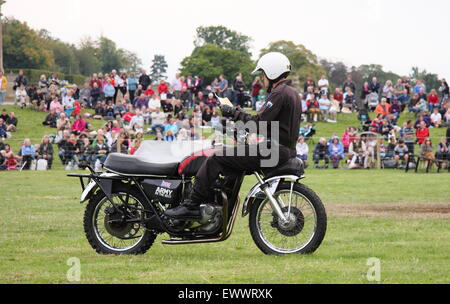 Das königliche Signale weiße Helme Motorcylcle Display Team Höchstleistungen Chatsworth Country Fair, Peak District Derbyshire England UK Stockfoto