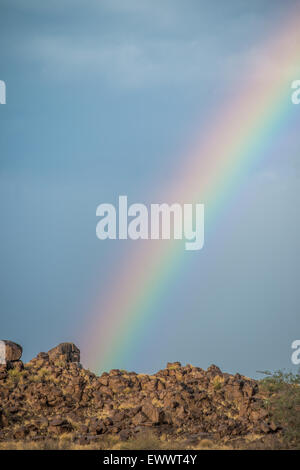 Keetmanshoop, Namibia, Afrika - Regenbogen in den Himmel über trockene Landschaft Stockfoto