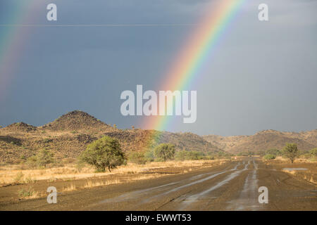 Keetmanshoop, Namibia, Afrika - Regenbogen in den Himmel über trockene Landschaft Stockfoto