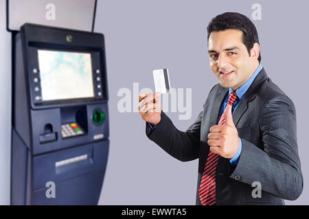 1 indische Geschäftskreditkarte Mann zeigen Stockfoto