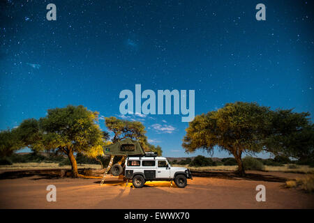 Duwisib Namibia - Langzeitbelichtung eines Land Rovers in der Wüste geparkt Stockfoto