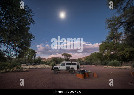 Duwisib Namibia - Langzeitbelichtung eines Land Rovers in der Wüste geparkt Stockfoto
