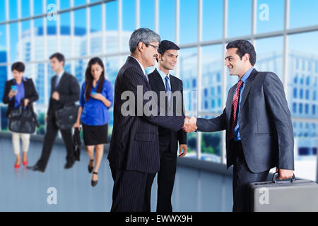 3 indischen Geschäftspartner Handshake Umgang Stockfoto