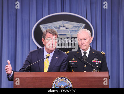 Washington, DC, USA. 1. Juli 2015. US-Verteidigungsminister Ashton Carter (L) spricht bei einer Pressekonferenz im Pentagon in Washington, D.C., Hauptstadt der Vereinigten Staaten, 1. Juli 2015. Das Pentagon am Mittwoch warnte vor möglichen Angriffen von Anhängern des islamischen Staates (IS), die extremistischen Gruppe in den Vereinigten Staaten über den bundesweiten Feiertag Independence Day, der am Samstag zusammenfällt. Bildnachweis: Bao Dandan/Xinhua/Alamy Live-Nachrichten Stockfoto