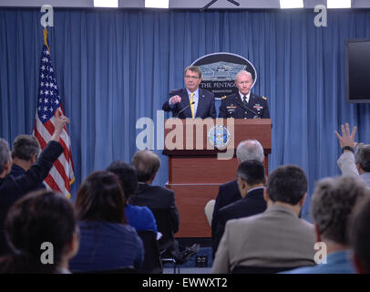 Washington, DC, USA. 1. Juli 2015. US-Verteidigungsminister Ashton Carter (L) und Vorsitzender des US Joint Chiefs Of Staff General Martin E. Dempsey an eine Pressekonferenz im Pentagon in Washington, D.C., Hauptstadt der Vereinigten Staaten, 1. Juli 2015 teilnehmen. Das Pentagon am Mittwoch warnte vor möglichen Angriffen von Anhängern des islamischen Staates (IS), die extremistischen Gruppe in den Vereinigten Staaten über den bundesweiten Feiertag Independence Day, der am Samstag zusammenfällt. Bildnachweis: Bao Dandan/Xinhua/Alamy Live-Nachrichten Stockfoto