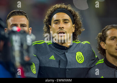 Houston, TX, USA. 1. Juli 2015. Mexiko-Torwart Guillermo Ochoa (13) unterzeichnet die Nationalhymne vor einem internationalen Fußballspiel zwischen Honduras und Mexiko NRG-Stadion in Houston, TX. Trask Smith/CSM/Alamy Live-Nachrichten Stockfoto