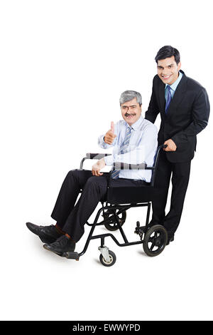 2 indische Daumen Business Kollegen Patienten Rollstuhl sitzen hoch anzeigen Stockfoto