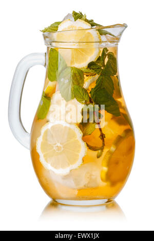 Krug mit süßen Eistee mit Zitrone und Minze. Stockfoto