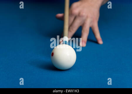 Man spielt Pool rund um den Ball Stockfoto