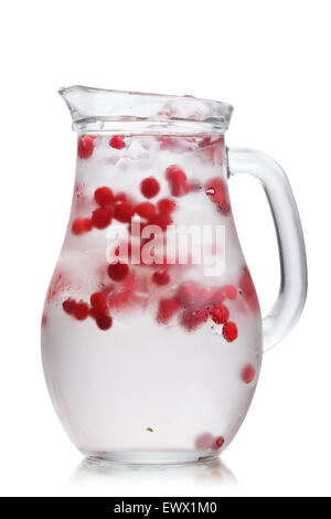 Cranberry Detox Wasser in eine Glaskanne. Gesunden Eiswasser infundiert mit Cranberry, Preiselbeere und Zitrone Stockfoto