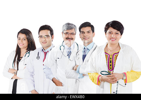 5 indische Arzt Kollege stehende pose Stockfoto