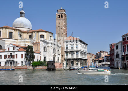 Italien - Venedig - Cannaregio Region - Chiesa San Geremia - von Riva Di Biaso über Canale Grande - Sonnenlicht blauen Himmel gesehen. Stockfoto