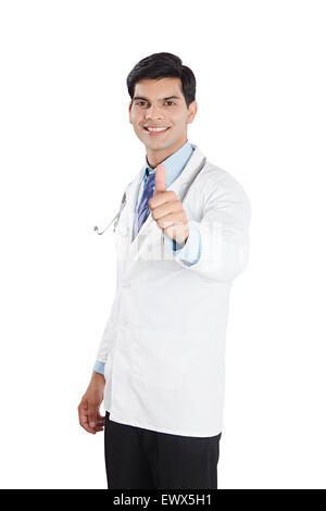 1 indischer Mann Arzt Thumbs Up anzeigen Stockfoto