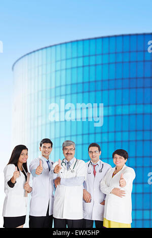 5 indische Arzt Kollege Thumbs Up anzeigen Stockfoto