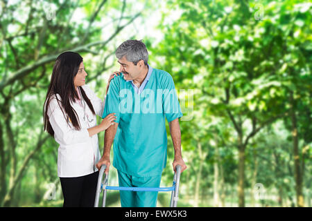 indischer Arzt und Patient Unterstützung Walker Walking Stockfoto