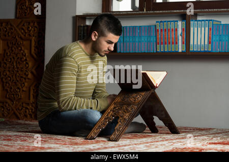 Muslimischer Mann liest den Koran Stockfoto