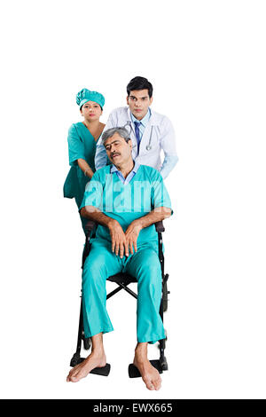 indischer Arzt Patient Rollstuhl Notfall Stockfoto