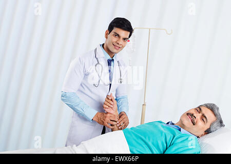 indische Arzt-Patient-Checking Stockfoto
