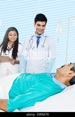 indische Arzt-Patient-Checking Stockfoto