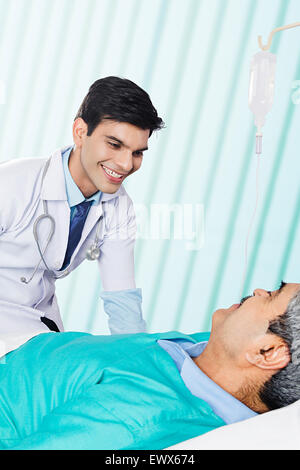 indische Arzt-Patient-Checking Stockfoto