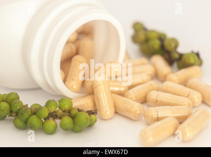 Kraut in Kapsel verschütten aus einer Flasche, Vitamin für Gesundheit Stockfoto