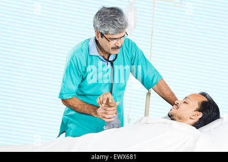 indische Arzt-Patient-Checking Stockfoto